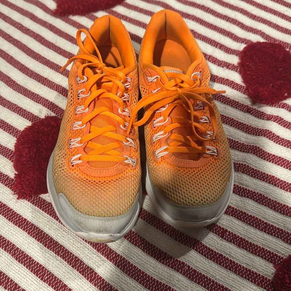 Woman’s 7.5 Nike sneakers